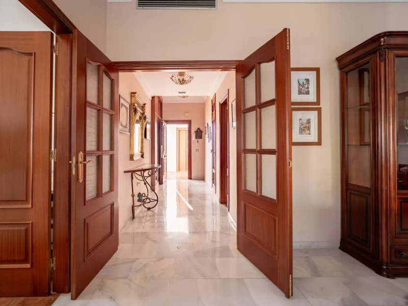 Apartment - Middle Floor Apartment в продаже в Marbella, Málaga. В доме 3 спален и 4 ванных комнат. Площадь дома 215 м²