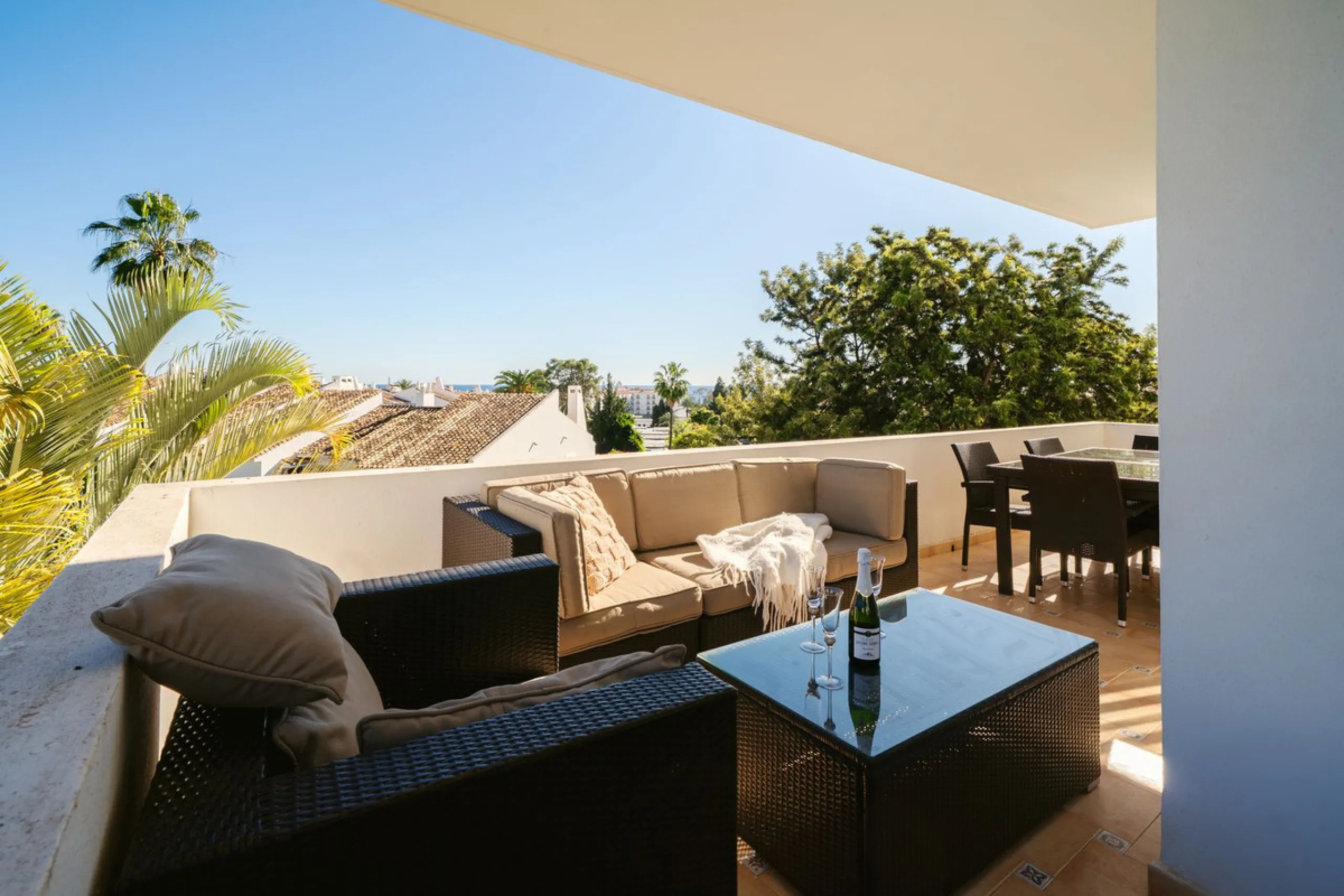 Apartment - Middle Floor Apartment в продаже в Marbella, Málaga. В доме 3 спален и 4 ванных комнат. Площадь дома 215 м²