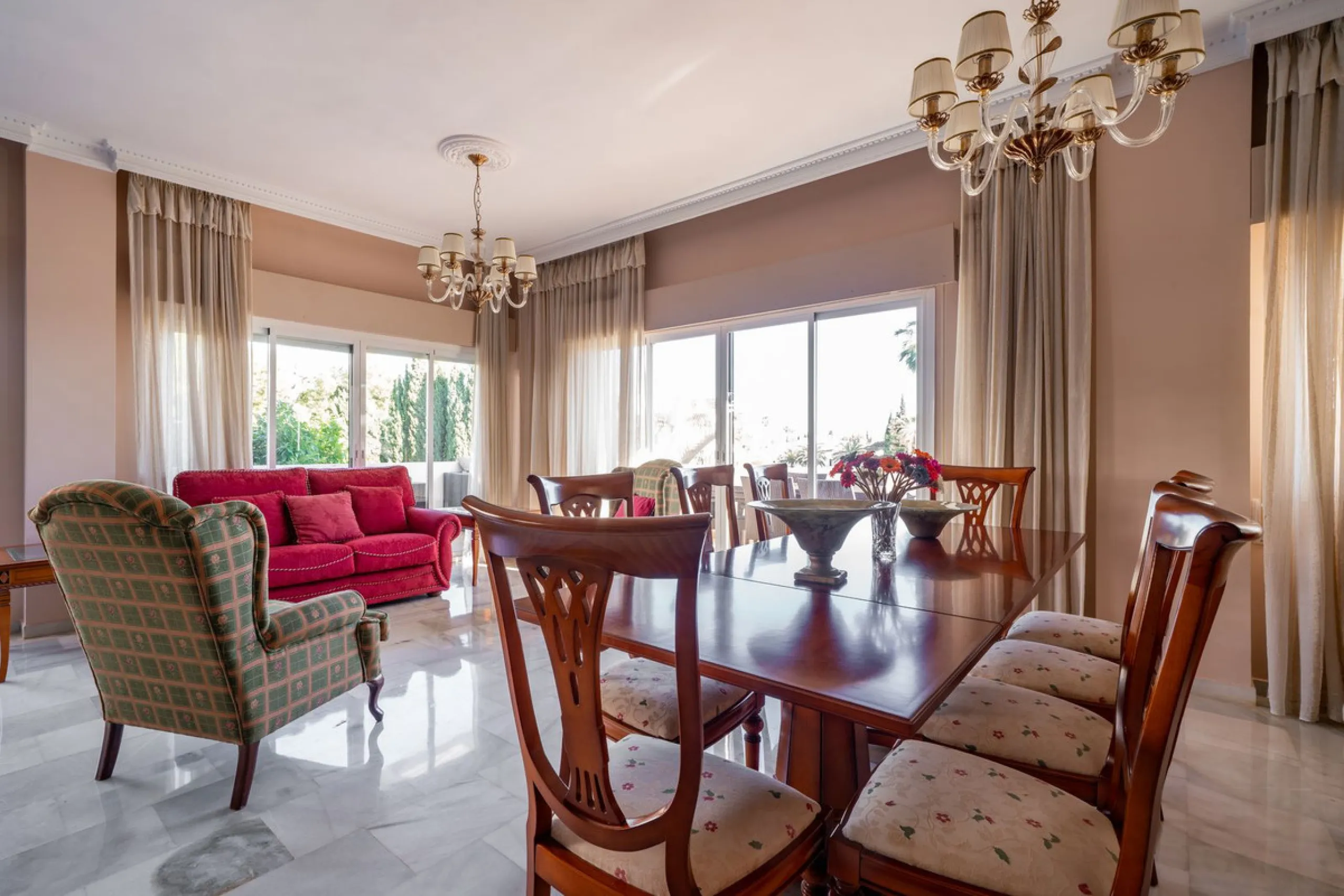 Apartment - Middle Floor Apartment в продаже в Marbella, Málaga. В доме 3 спален и 4 ванных комнат. Площадь дома 215 м²