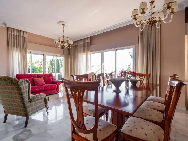 Apartment - Middle Floor Apartment в продаже в Marbella, Málaga. В доме 3 спален и 4 ванных комнат. Площадь дома 215 м²
