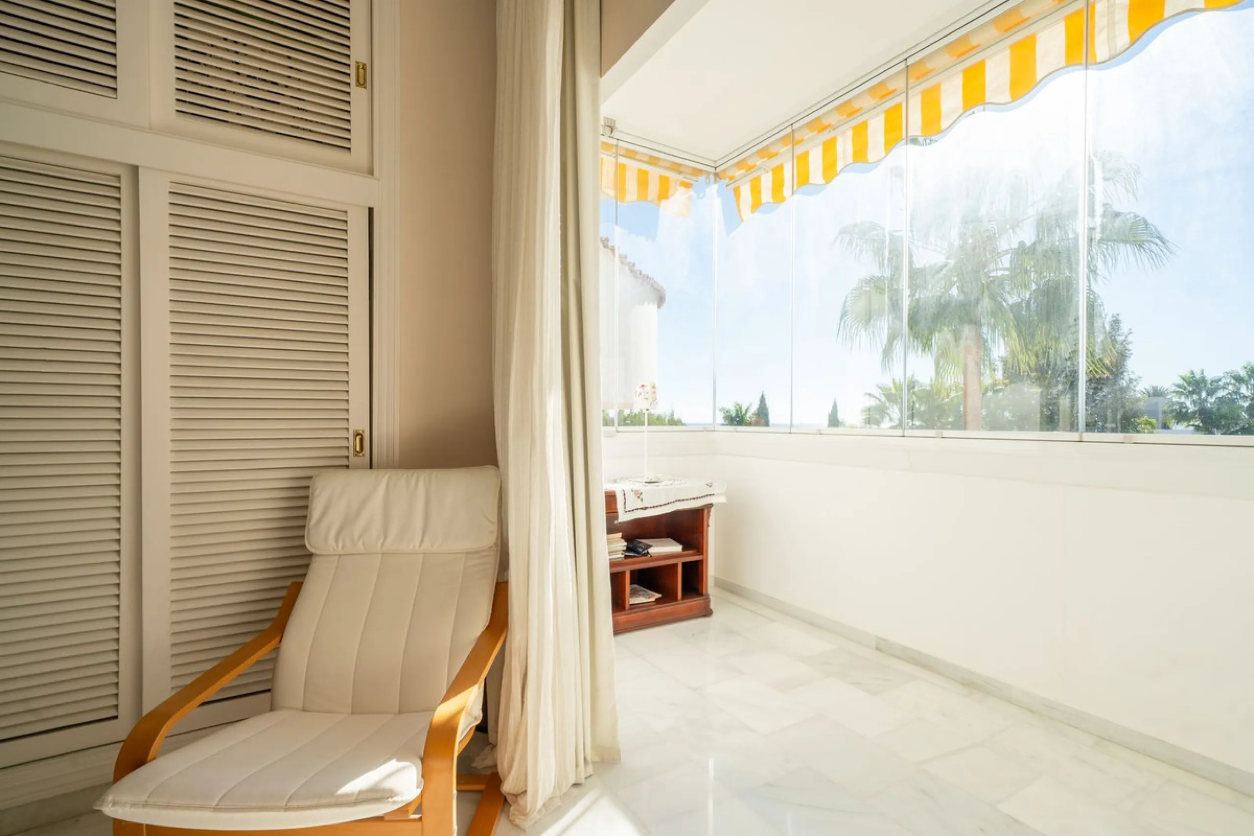 Apartment - Middle Floor Apartment в продаже в Marbella, Málaga. В доме 3 спален и 4 ванных комнат. Площадь дома 215 м²