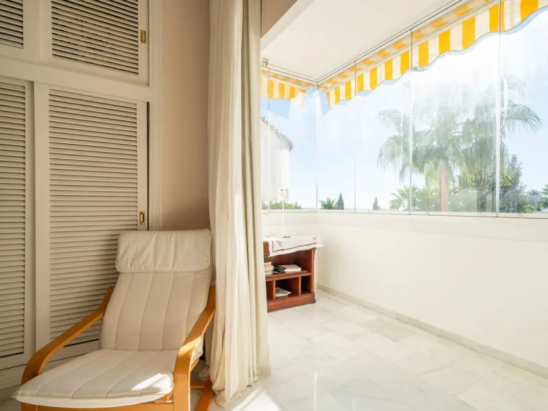 Apartment - Middle Floor Apartment в продаже в Marbella, Málaga. В доме 3 спален и 4 ванных комнат. Площадь дома 215 м²