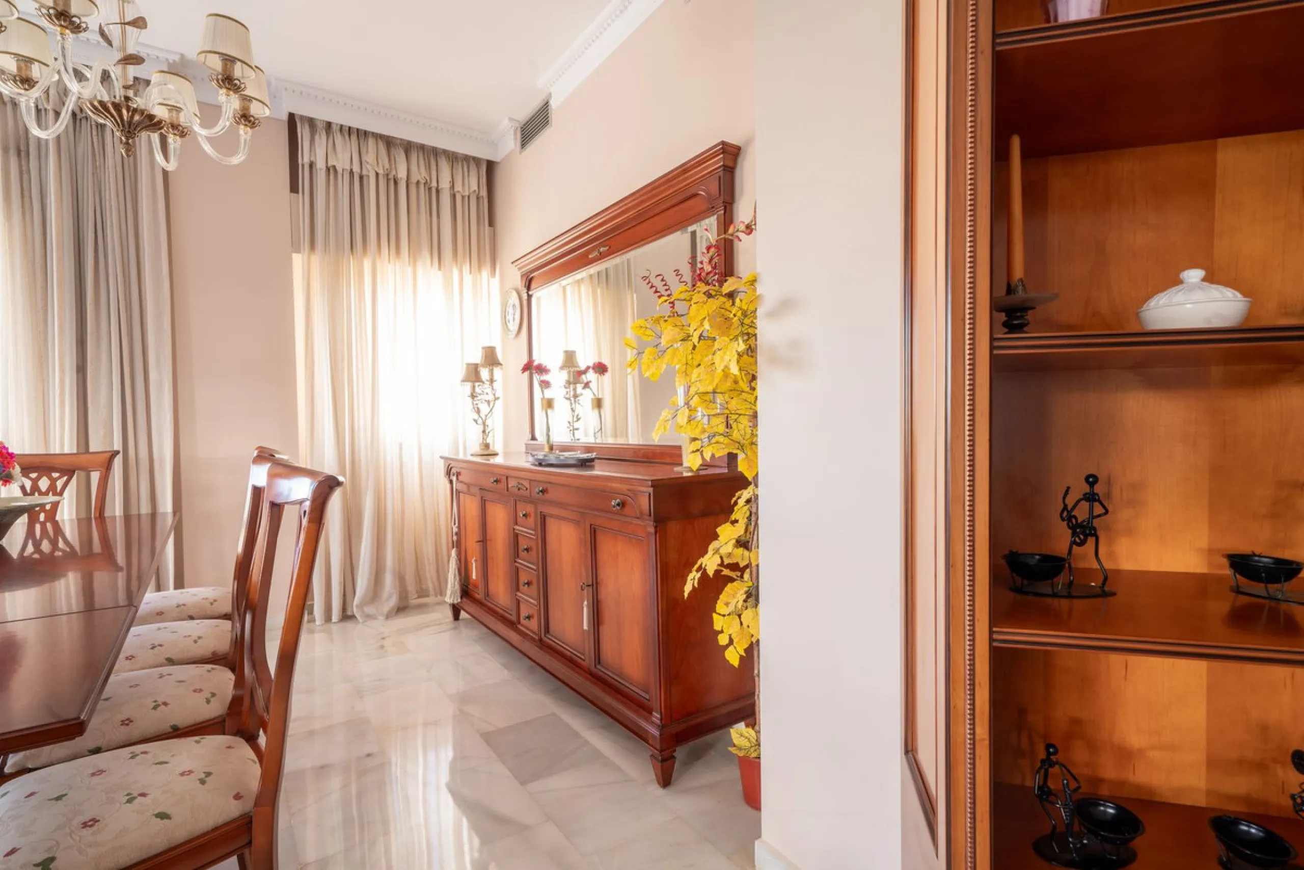 Apartment - Middle Floor Apartment в продаже в Marbella, Málaga. В доме 3 спален и 4 ванных комнат. Площадь дома 215 м²