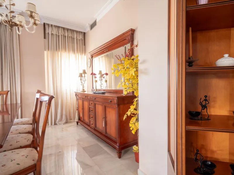 Apartment - Middle Floor Apartment в продаже в Marbella, Málaga. В доме 3 спален и 4 ванных комнат. Площадь дома 215 м²