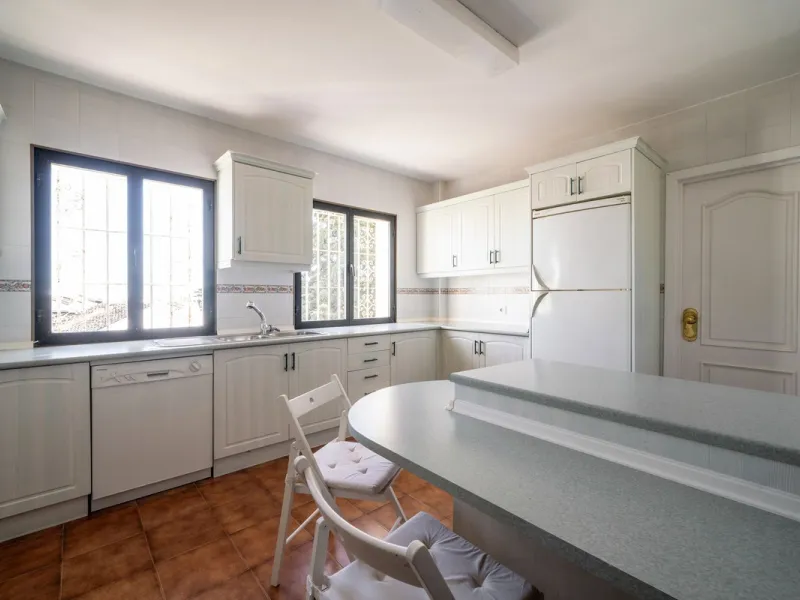Apartment - Middle Floor Apartment в продаже в Marbella, Málaga. В доме 3 спален и 4 ванных комнат. Площадь дома 215 м²