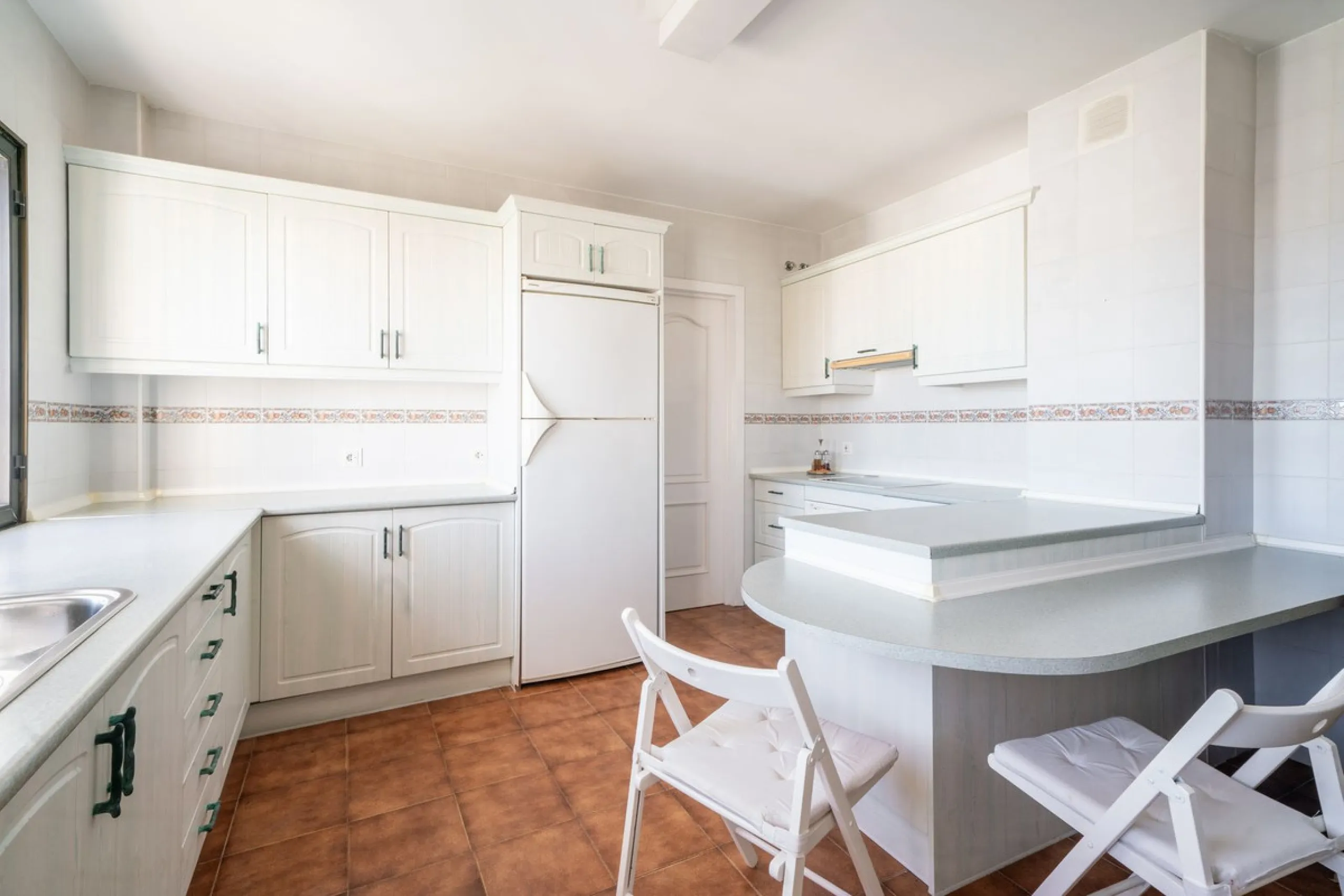 Apartment - Middle Floor Apartment в продаже в Marbella, Málaga. В доме 3 спален и 4 ванных комнат. Площадь дома 215 м²