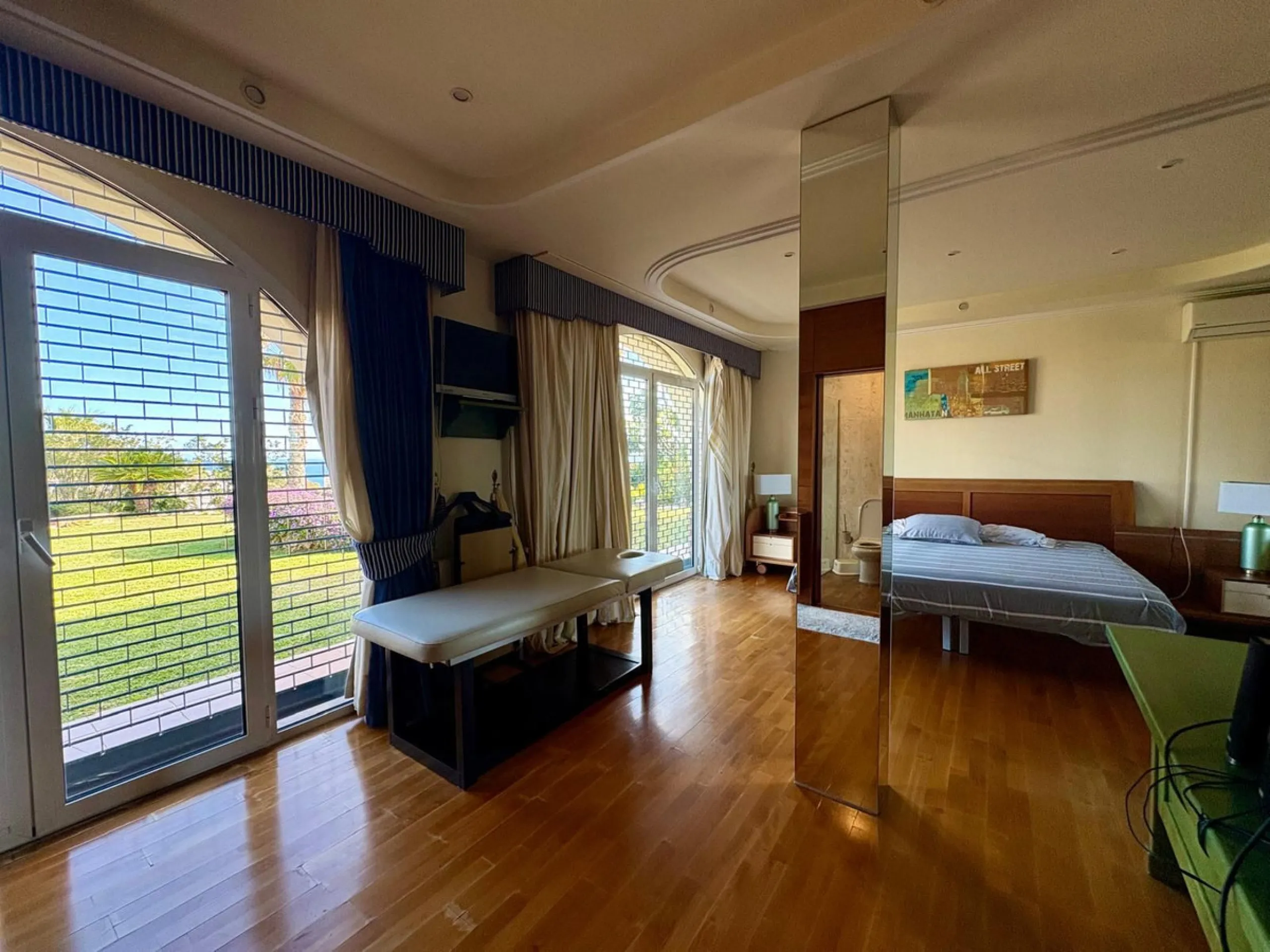 House - Detached Villa в продаже в Fuengirola, Málaga. В доме 5 спален и 4 ванных комнат. Площадь дома 504 м². Площадь участка 2437 м²