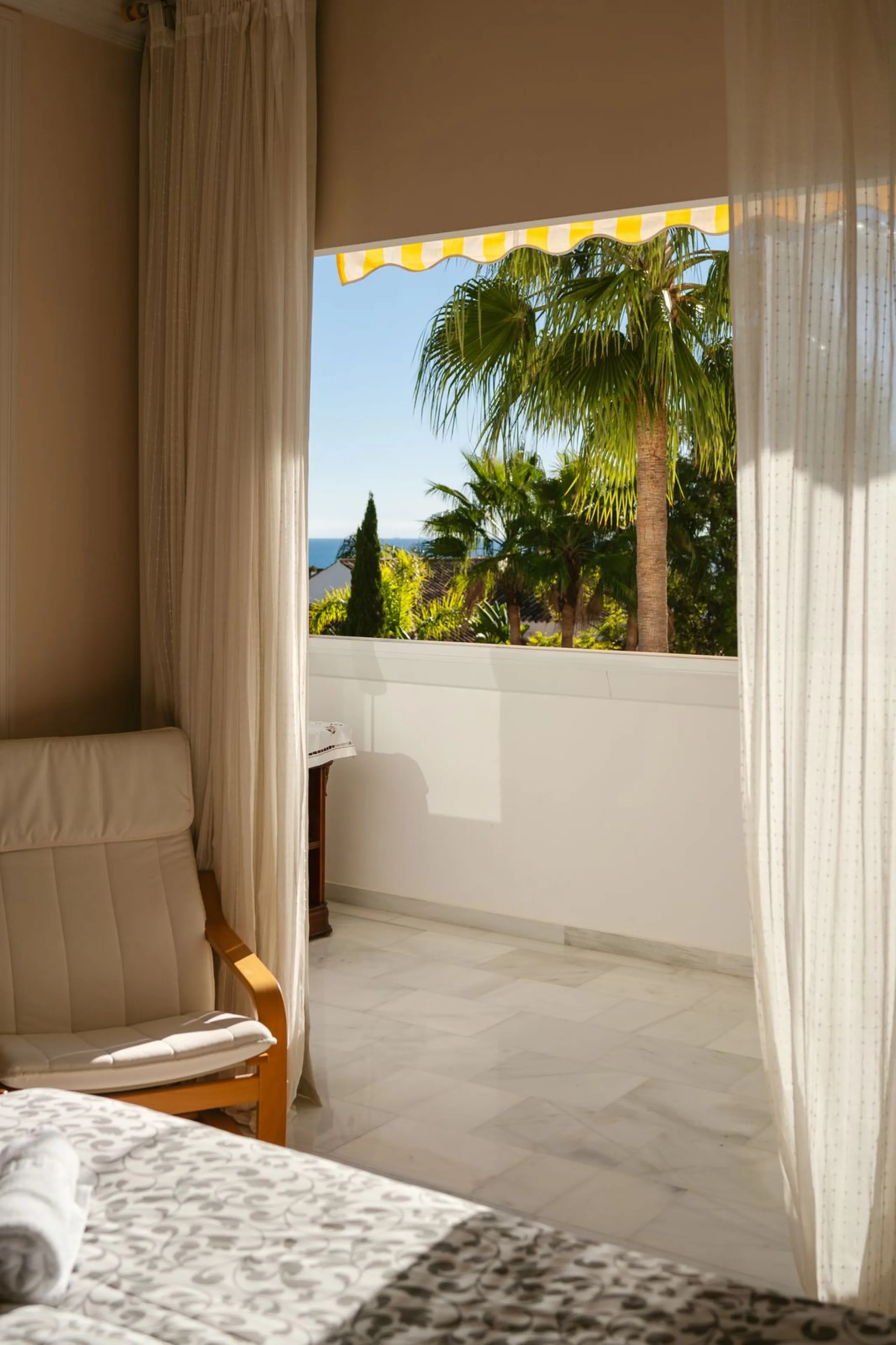 Apartment - Middle Floor Apartment в продаже в Marbella, Málaga. В доме 3 спален и 4 ванных комнат. Площадь дома 215 м²