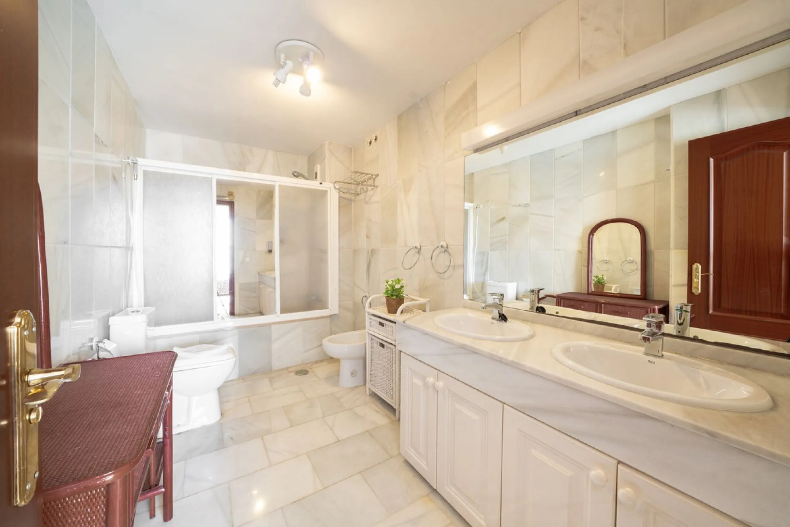 Apartment - Middle Floor Apartment в продаже в Marbella, Málaga. В доме 3 спален и 4 ванных комнат. Площадь дома 215 м²