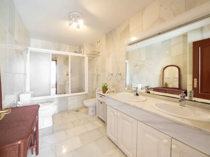 Apartment - Middle Floor Apartment в продаже в Marbella, Málaga. В доме 3 спален и 4 ванных комнат. Площадь дома 215 м²