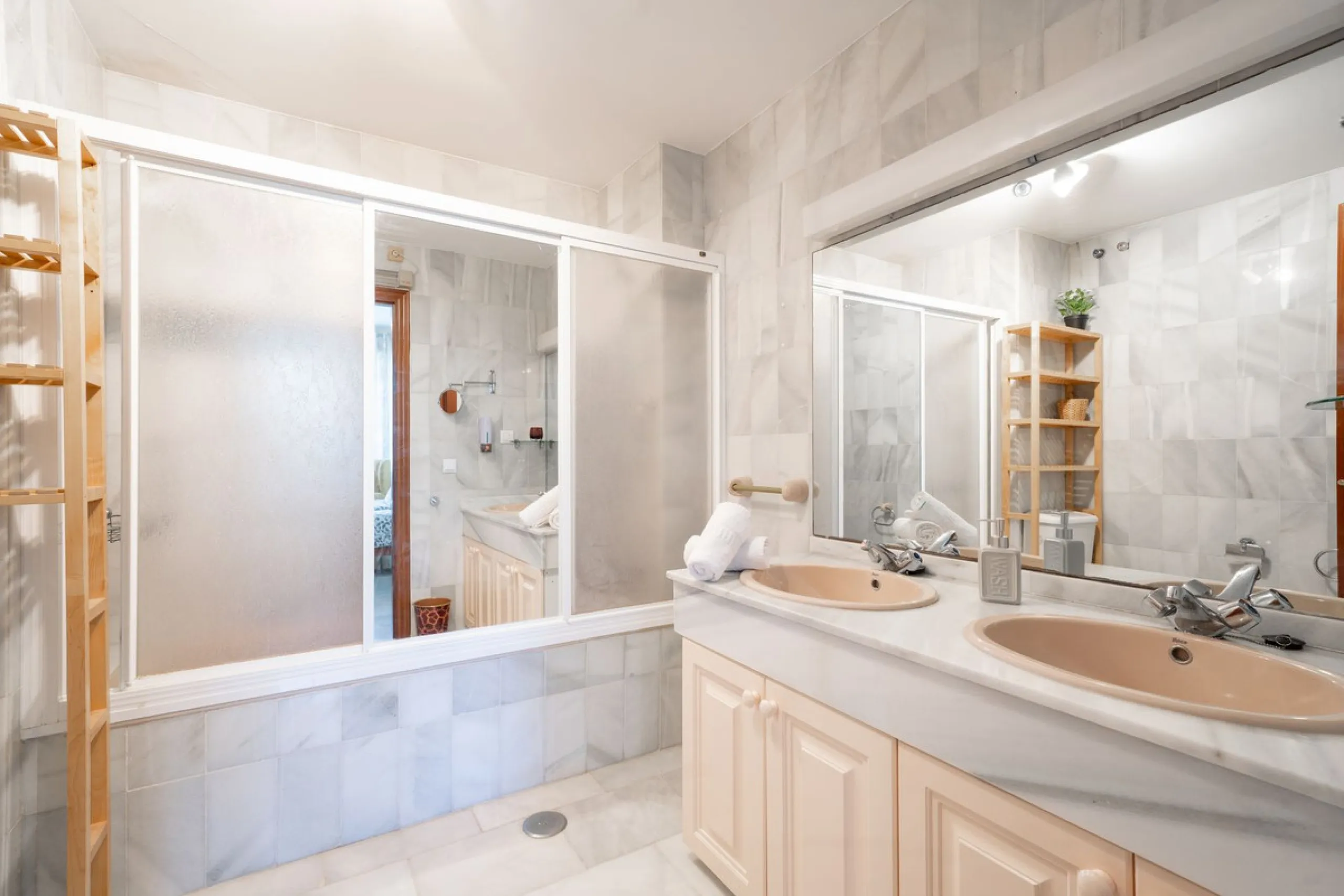 Apartment - Middle Floor Apartment в продаже в Marbella, Málaga. В доме 3 спален и 4 ванных комнат. Площадь дома 215 м²