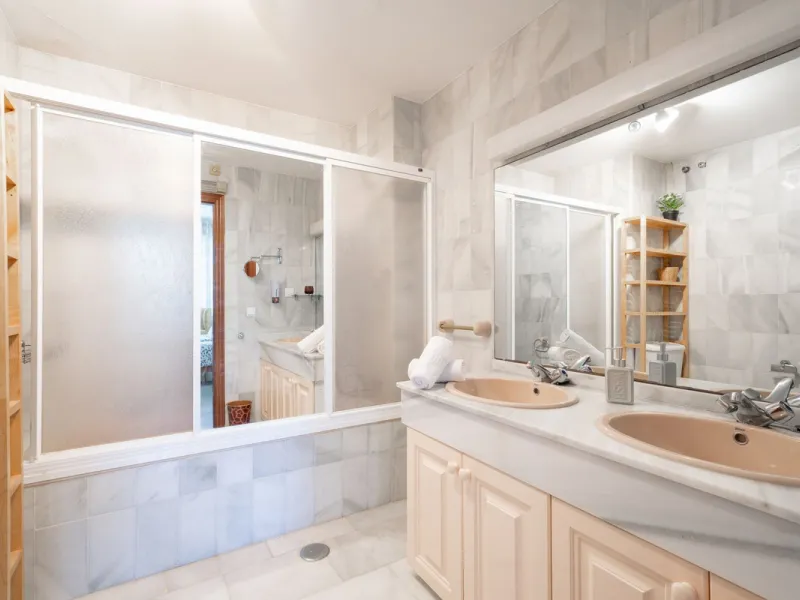 Apartment - Middle Floor Apartment в продаже в Marbella, Málaga. В доме 3 спален и 4 ванных комнат. Площадь дома 215 м²