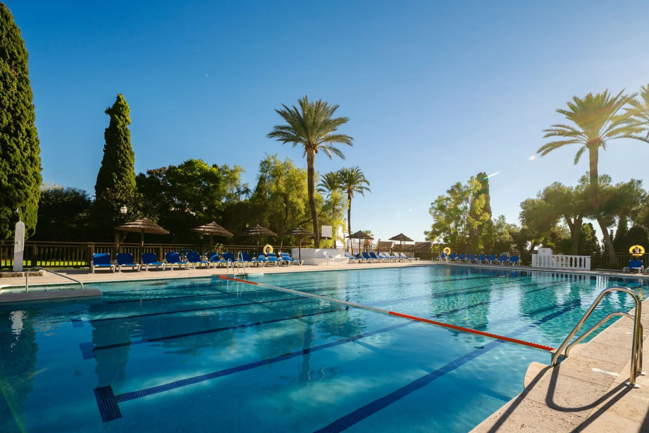 Apartment - Middle Floor Apartment в продаже в Marbella, Málaga. В доме 3 спален и 4 ванных комнат. Площадь дома 215 м²