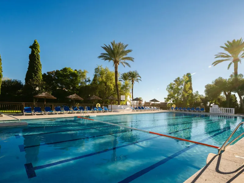 Apartment - Middle Floor Apartment в продаже в Marbella, Málaga. В доме 3 спален и 4 ванных комнат. Площадь дома 215 м²