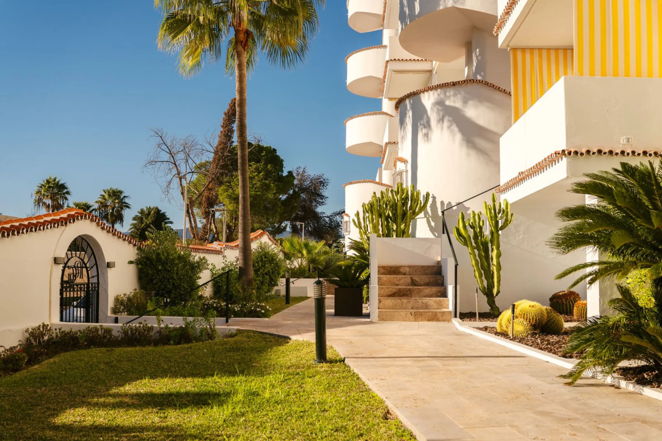 Apartment - Middle Floor Apartment в продаже в Marbella, Málaga. В доме 3 спален и 4 ванных комнат. Площадь дома 215 м²