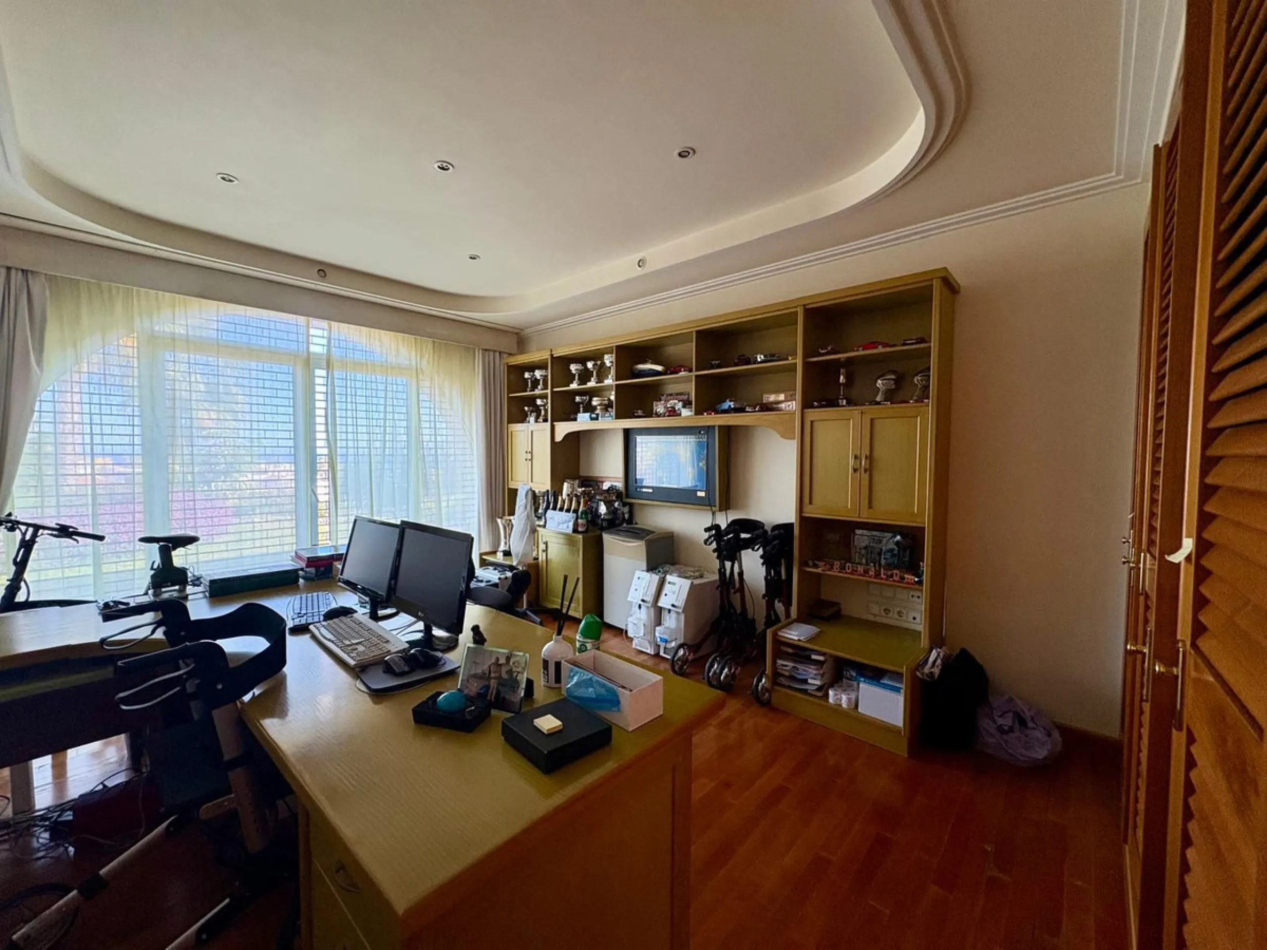 House - Detached Villa в продаже в Fuengirola, Málaga. В доме 5 спален и 4 ванных комнат. Площадь дома 504 м². Площадь участка 2437 м²