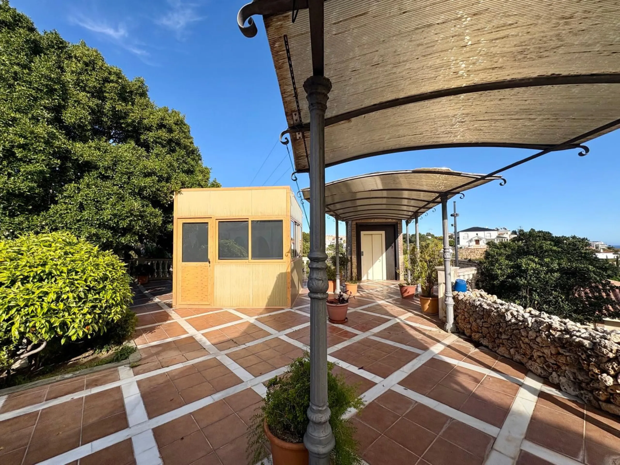 House - Detached Villa в продаже в Fuengirola, Málaga. В доме 5 спален и 4 ванных комнат. Площадь дома 504 м². Площадь участка 2437 м²