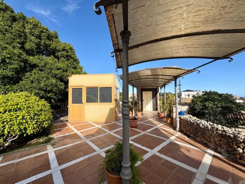House - Detached Villa в продаже в Fuengirola, Málaga. В доме 5 спален и 4 ванных комнат. Площадь дома 504 м². Площадь участка 2437 м²