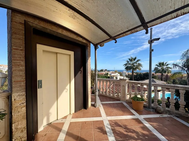House - Detached Villa в продаже в Fuengirola, Málaga. В доме 5 спален и 4 ванных комнат. Площадь дома 504 м². Площадь участка 2437 м²
