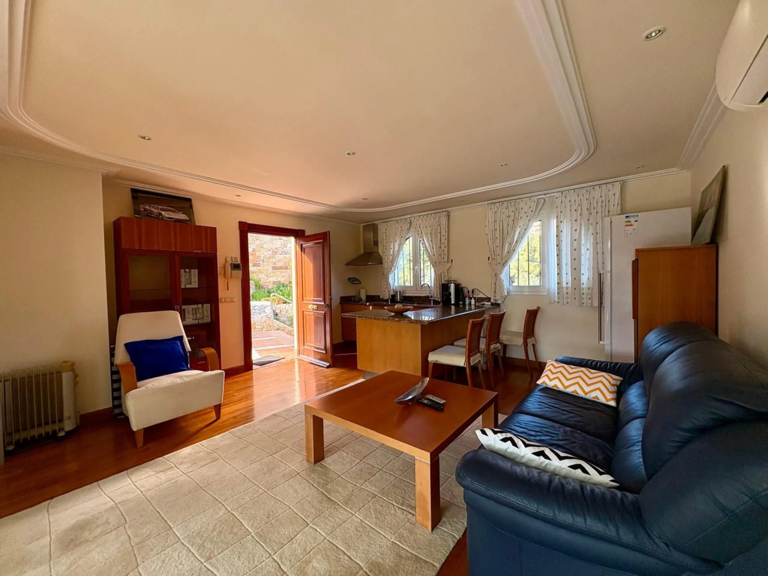 House - Detached Villa в продаже в Fuengirola, Málaga. В доме 5 спален и 4 ванных комнат. Площадь дома 504 м². Площадь участка 2437 м²
