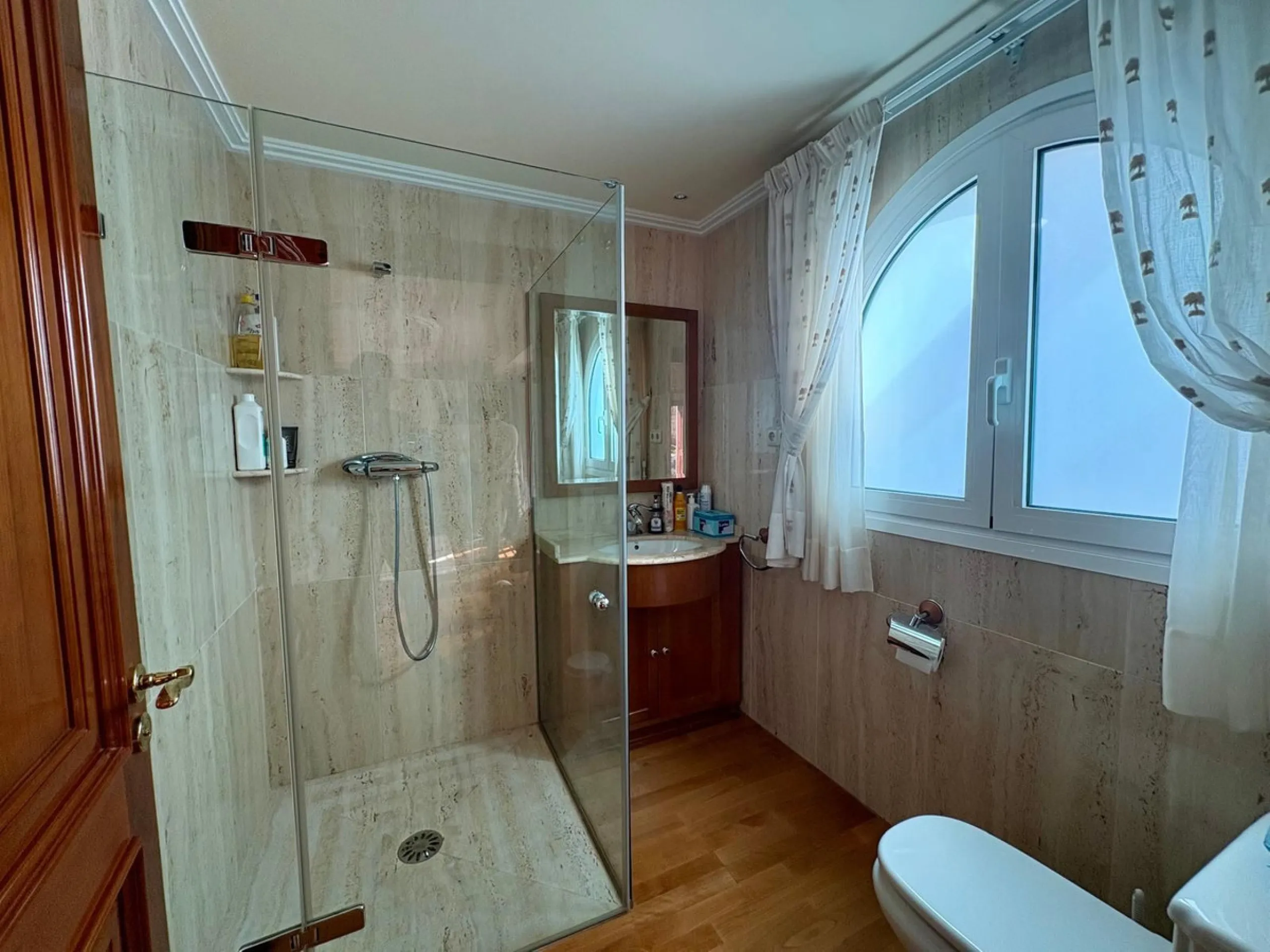 House - Detached Villa в продаже в Fuengirola, Málaga. В доме 5 спален и 4 ванных комнат. Площадь дома 504 м². Площадь участка 2437 м²