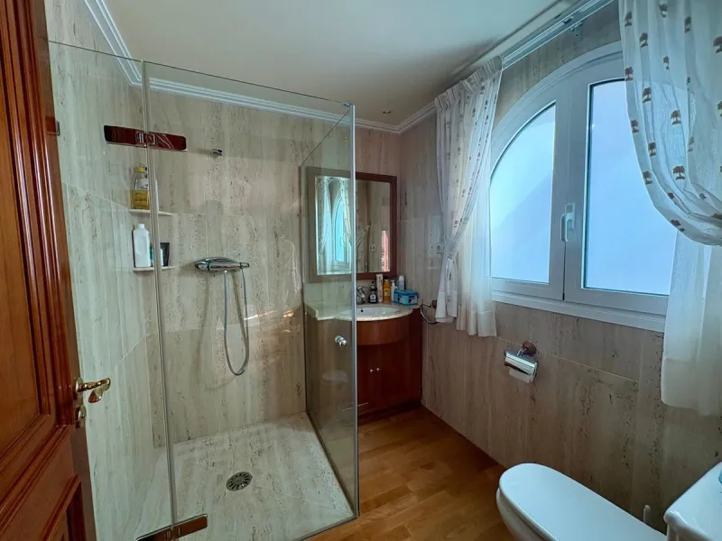 House - Detached Villa в продаже в Fuengirola, Málaga. В доме 5 спален и 4 ванных комнат. Площадь дома 504 м². Площадь участка 2437 м²