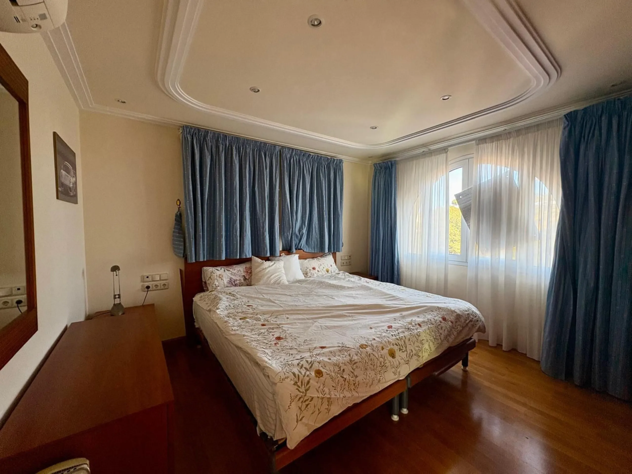 House - Detached Villa в продаже в Fuengirola, Málaga. В доме 5 спален и 4 ванных комнат. Площадь дома 504 м². Площадь участка 2437 м²