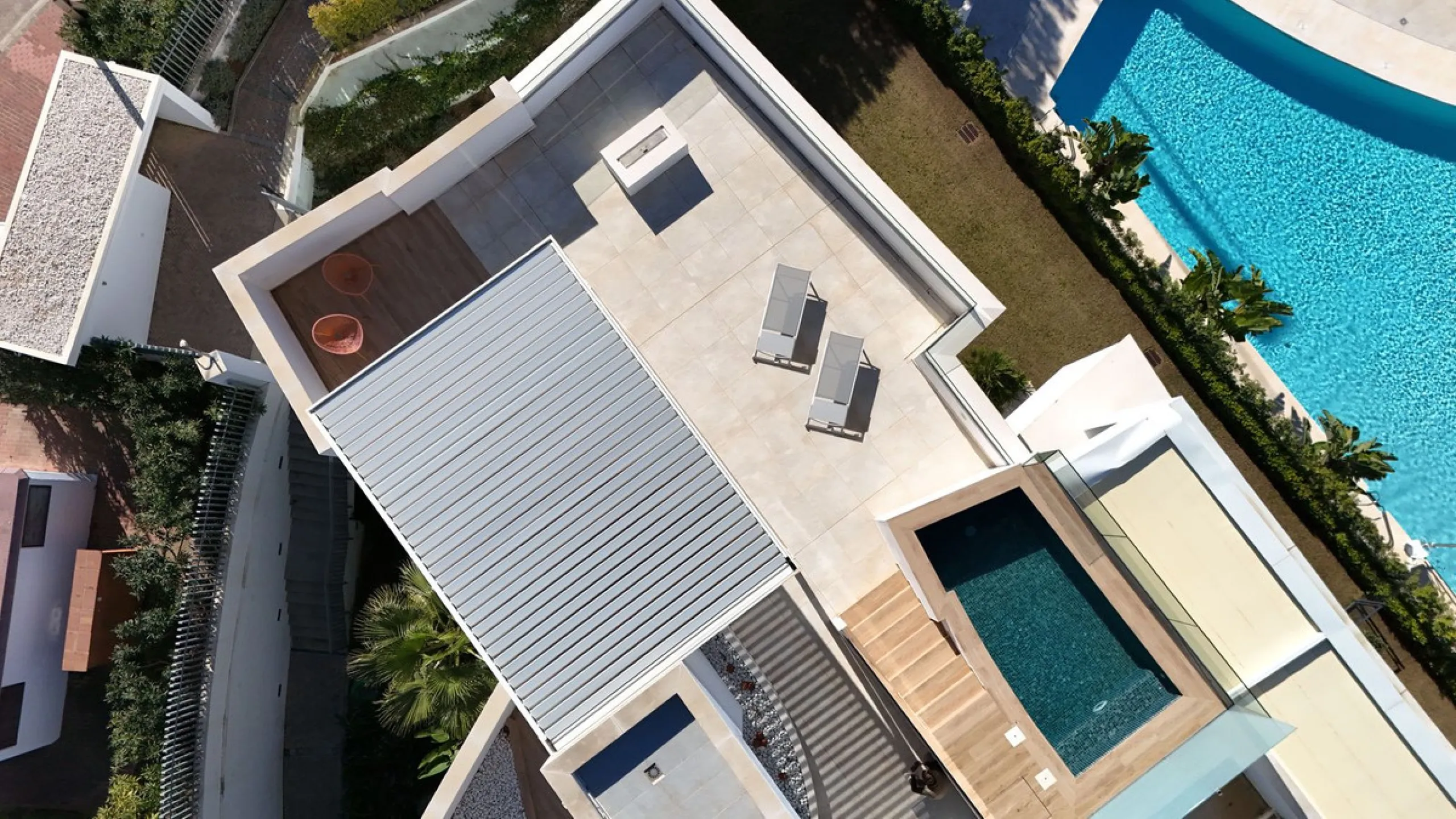 Situated in a gated development next to Santa Clara golf and minutes away from Marbella centre, this stunning modern penthouse has it all!