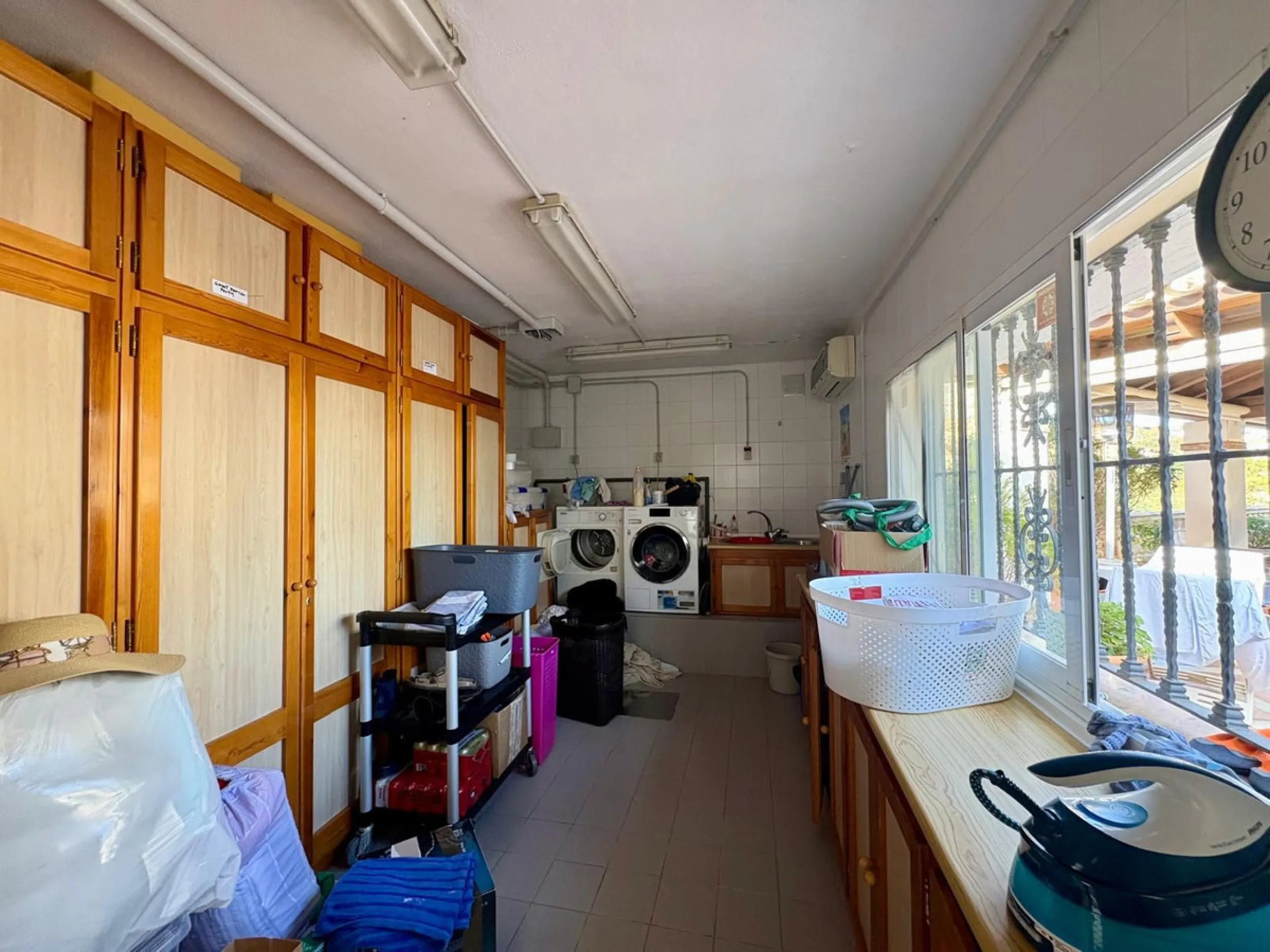 House - Detached Villa в продаже в Fuengirola, Málaga. В доме 5 спален и 4 ванных комнат. Площадь дома 504 м². Площадь участка 2437 м²