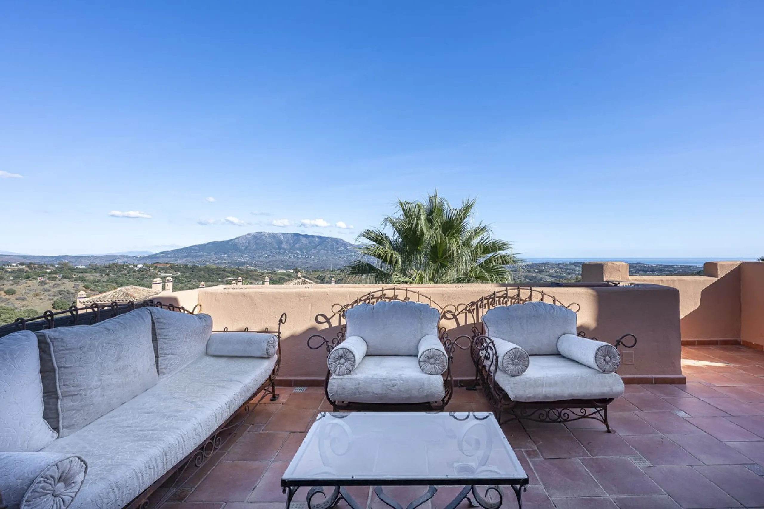 Soto de Marbella is one of the most exclusive gated communities on the Costa del Sol. Within this gated community, you can enjoy beautiful gardens, several swimming pools, a gym, tennis and paddle tennis courts, and a 9-hole golf course. Or have a coffee 