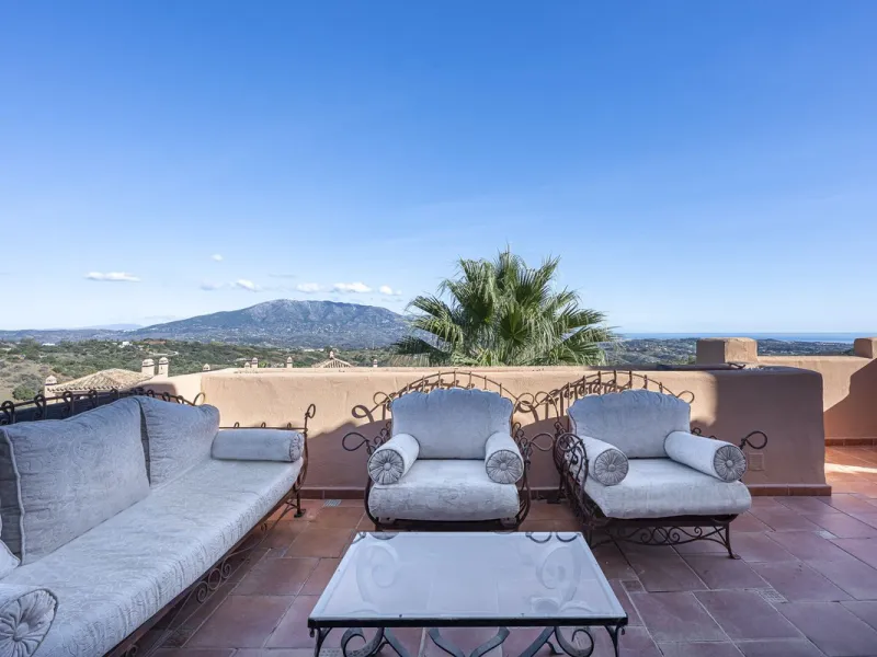 Soto de Marbella is one of the most exclusive gated communities on the Costa del Sol. Within this gated community, you can enjoy beautiful gardens, several swimming pools, a gym, tennis and paddle tennis courts, and a 9-hole golf course. Or have a coffee 