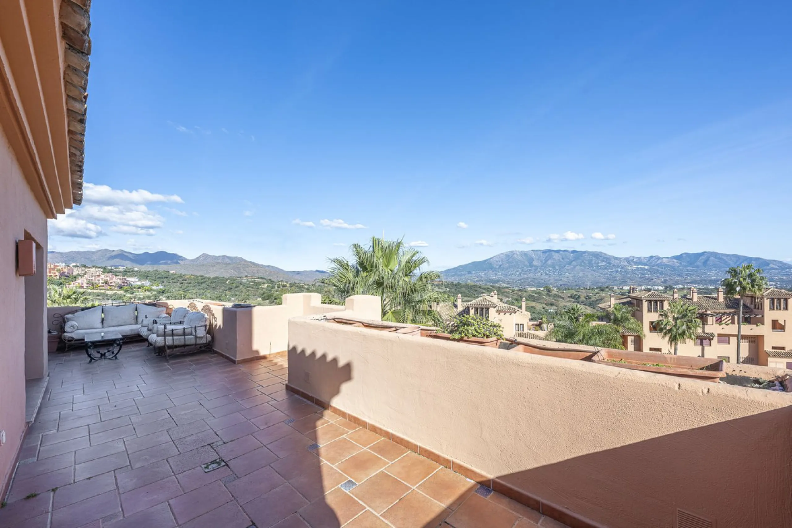 Soto de Marbella is one of the most exclusive gated communities on the Costa del Sol. Within this gated community, you can enjoy beautiful gardens, several swimming pools, a gym, tennis and paddle tennis courts, and a 9-hole golf course. Or have a coffee 
