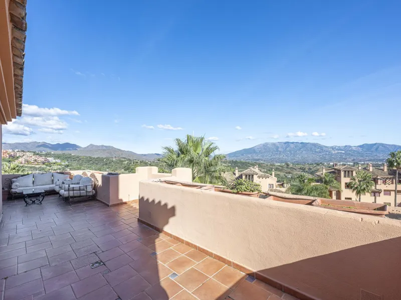 Soto de Marbella is one of the most exclusive gated communities on the Costa del Sol. Within this gated community, you can enjoy beautiful gardens, several swimming pools, a gym, tennis and paddle tennis courts, and a 9-hole golf course. Or have a coffee 
