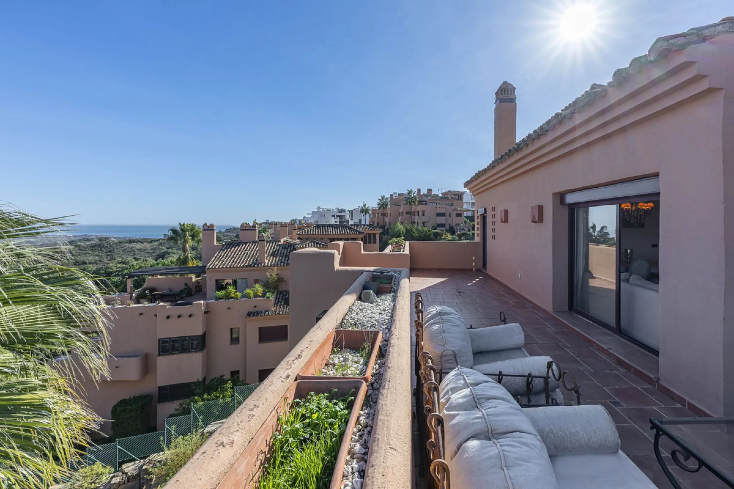 Soto de Marbella is one of the most exclusive gated communities on the Costa del Sol. Within this gated community, you can enjoy beautiful gardens, several swimming pools, a gym, tennis and paddle tennis courts, and a 9-hole golf course. Or have a coffee 