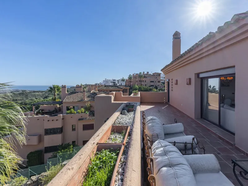 Soto de Marbella is one of the most exclusive gated communities on the Costa del Sol. Within this gated community, you can enjoy beautiful gardens, several swimming pools, a gym, tennis and paddle tennis courts, and a 9-hole golf course. Or have a coffee 