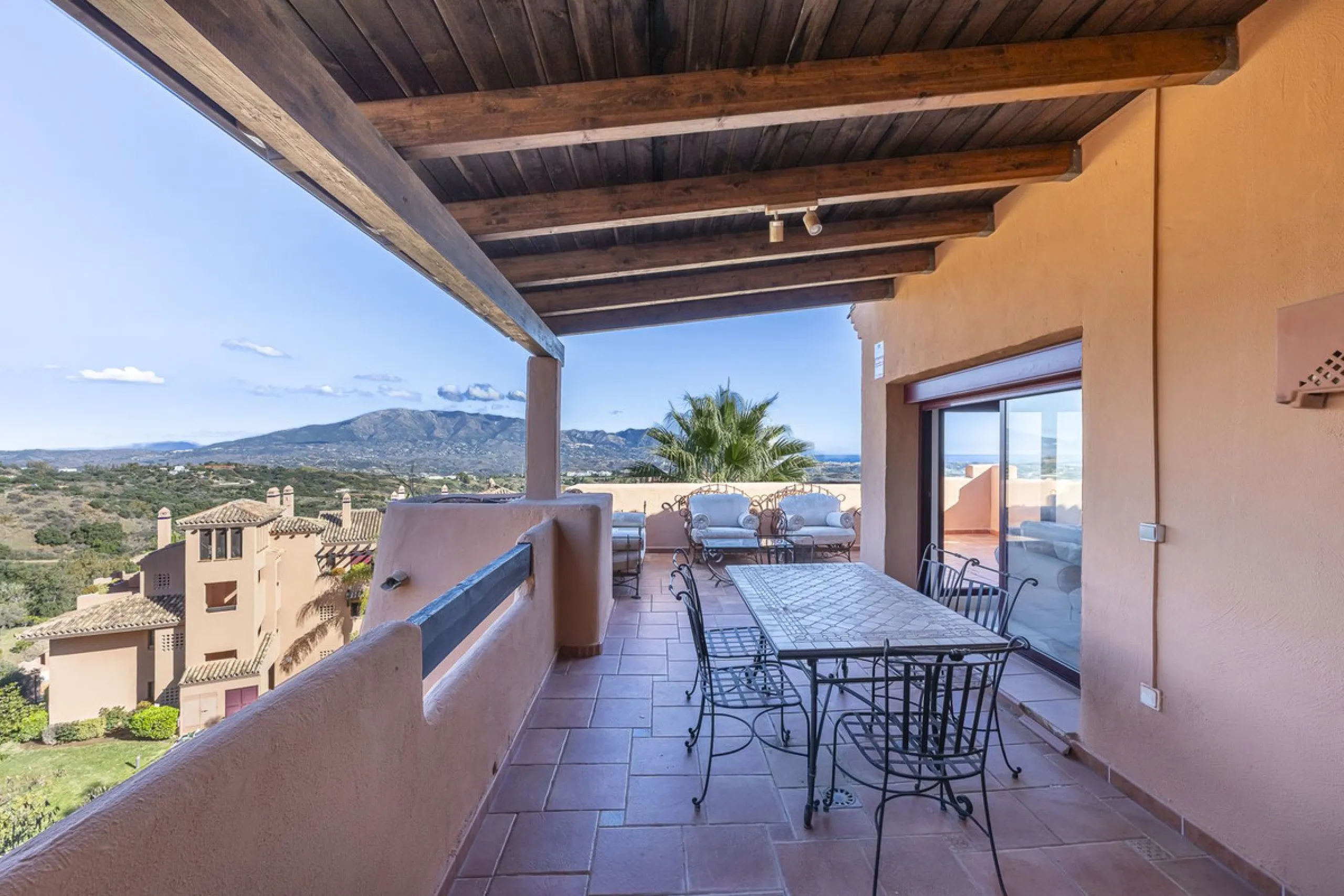Soto de Marbella is one of the most exclusive gated communities on the Costa del Sol. Within this gated community, you can enjoy beautiful gardens, several swimming pools, a gym, tennis and paddle tennis courts, and a 9-hole golf course. Or have a coffee 