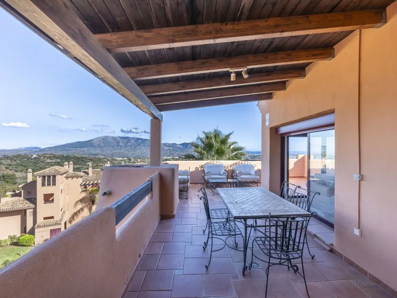 Soto de Marbella is one of the most exclusive gated communities on the Costa del Sol. Within this gated community, you can enjoy beautiful gardens, several swimming pools, a gym, tennis and paddle tennis courts, and a 9-hole golf course. Or have a coffee 