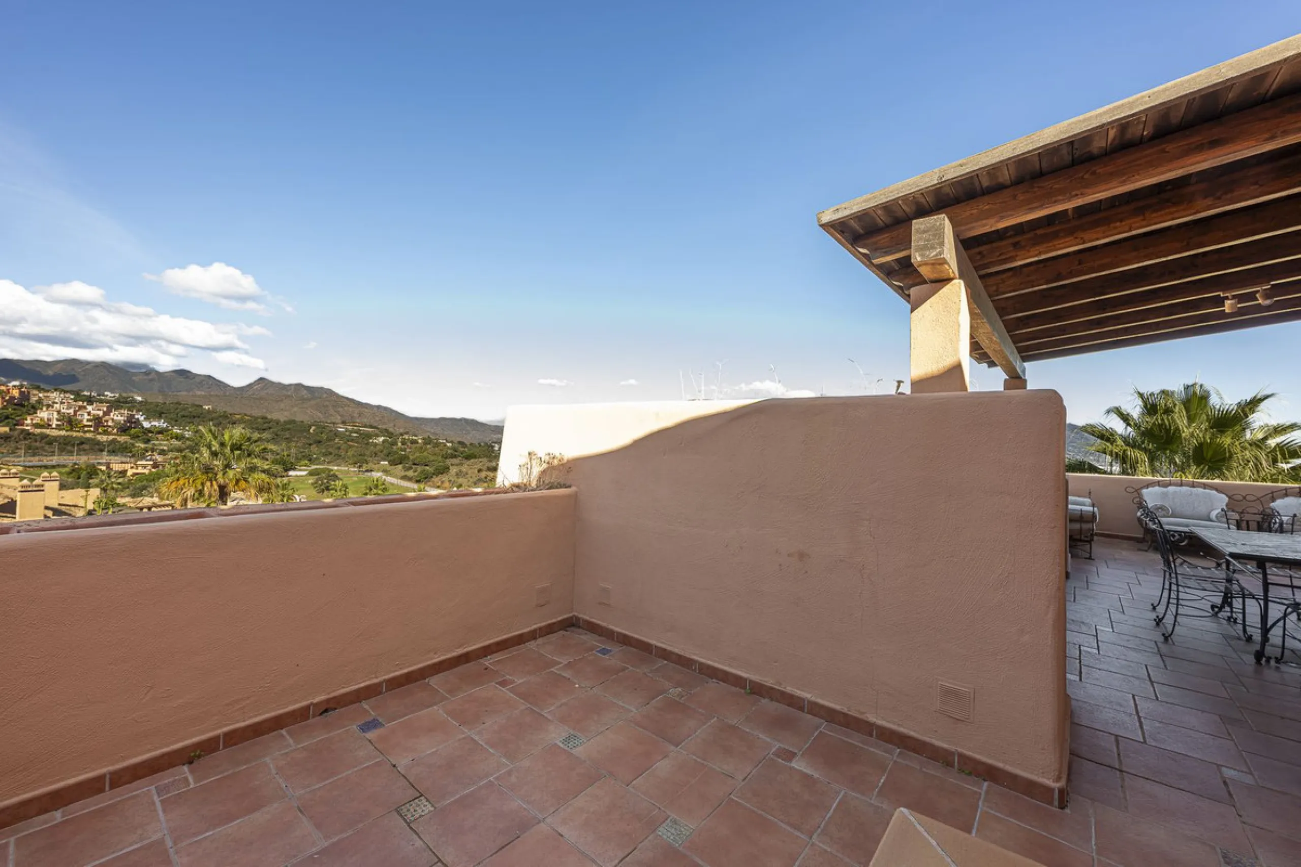 Soto de Marbella is one of the most exclusive gated communities on the Costa del Sol. Within this gated community, you can enjoy beautiful gardens, several swimming pools, a gym, tennis and paddle tennis courts, and a 9-hole golf course. Or have a coffee 