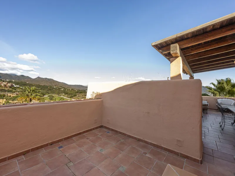 Soto de Marbella is one of the most exclusive gated communities on the Costa del Sol. Within this gated community, you can enjoy beautiful gardens, several swimming pools, a gym, tennis and paddle tennis courts, and a 9-hole golf course. Or have a coffee 