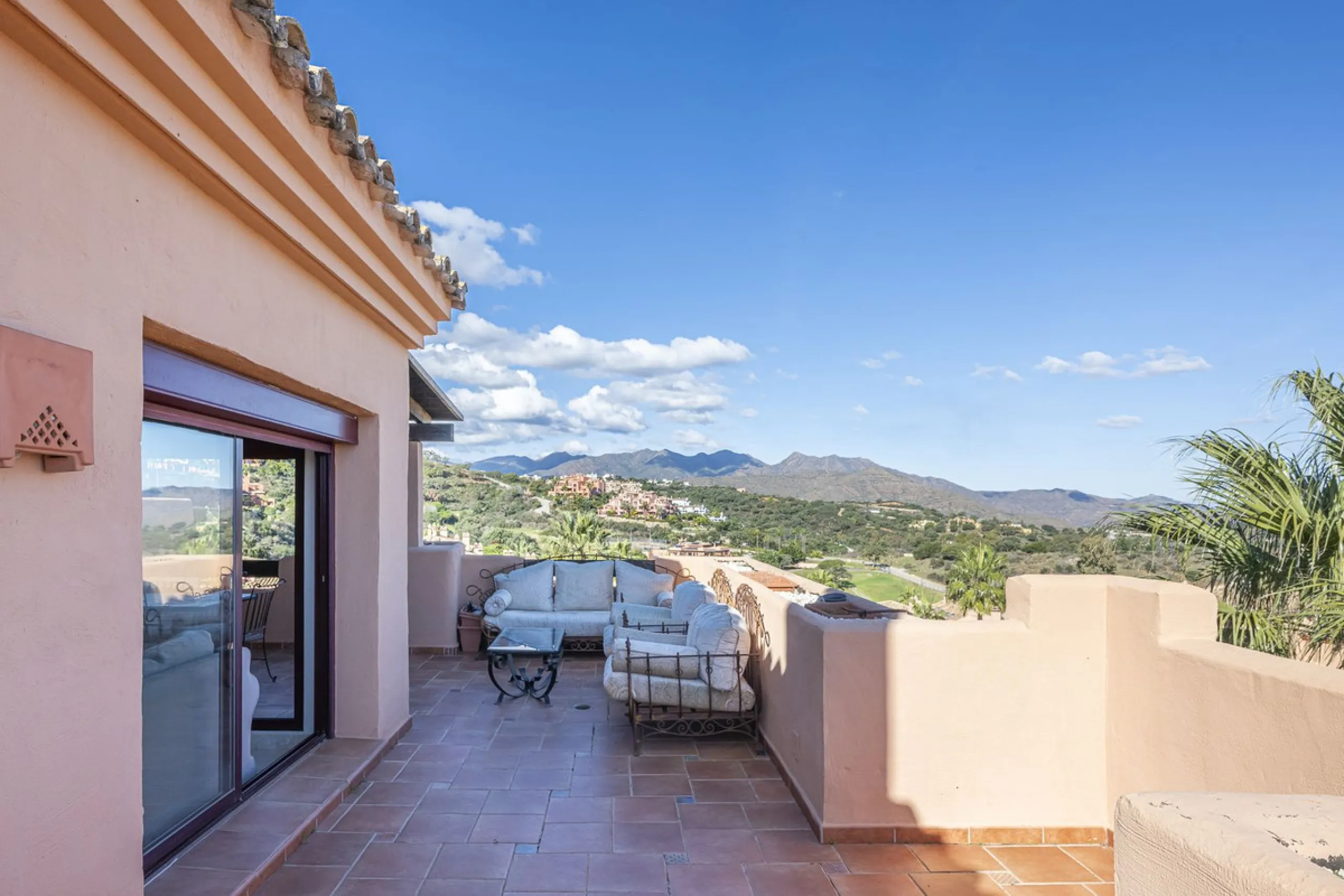 Soto de Marbella is one of the most exclusive gated communities on the Costa del Sol. Within this gated community, you can enjoy beautiful gardens, several swimming pools, a gym, tennis and paddle tennis courts, and a 9-hole golf course. Or have a coffee 