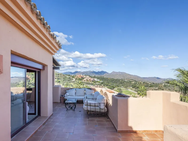 Soto de Marbella is one of the most exclusive gated communities on the Costa del Sol. Within this gated community, you can enjoy beautiful gardens, several swimming pools, a gym, tennis and paddle tennis courts, and a 9-hole golf course. Or have a coffee 