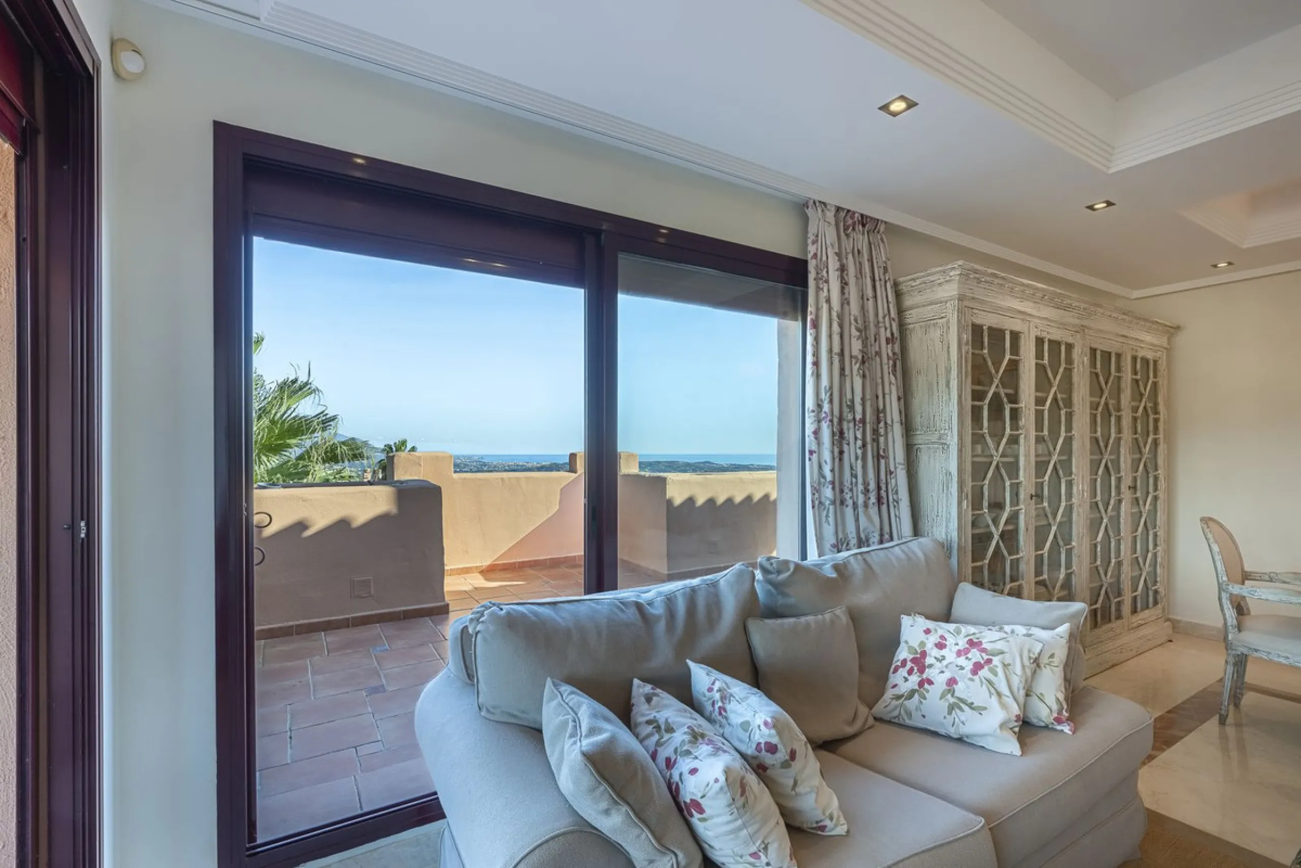 Soto de Marbella is one of the most exclusive gated communities on the Costa del Sol. Within this gated community, you can enjoy beautiful gardens, several swimming pools, a gym, tennis and paddle tennis courts, and a 9-hole golf course. Or have a coffee 