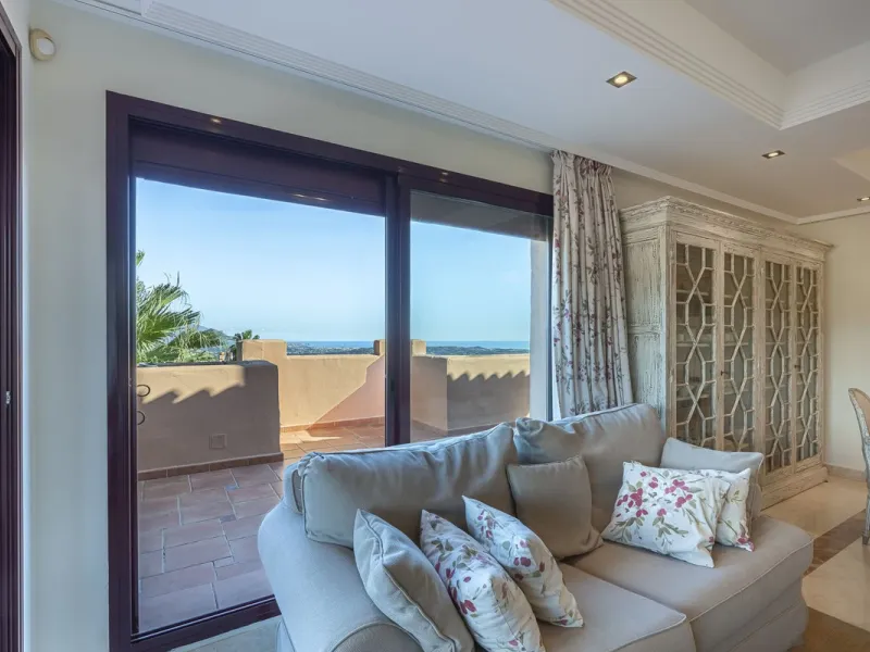 Soto de Marbella is one of the most exclusive gated communities on the Costa del Sol. Within this gated community, you can enjoy beautiful gardens, several swimming pools, a gym, tennis and paddle tennis courts, and a 9-hole golf course. Or have a coffee 