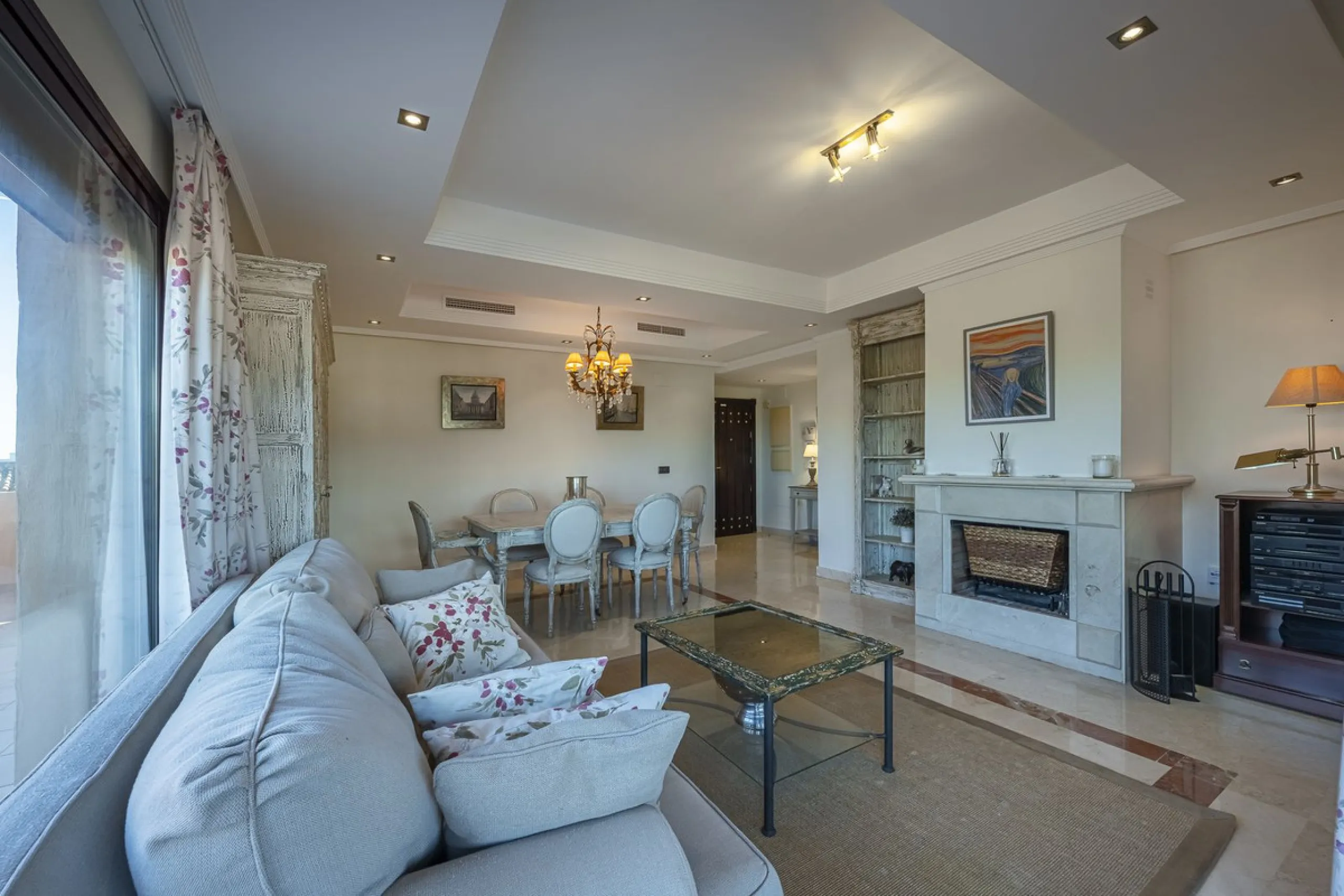 Soto de Marbella is one of the most exclusive gated communities on the Costa del Sol. Within this gated community, you can enjoy beautiful gardens, several swimming pools, a gym, tennis and paddle tennis courts, and a 9-hole golf course. Or have a coffee 