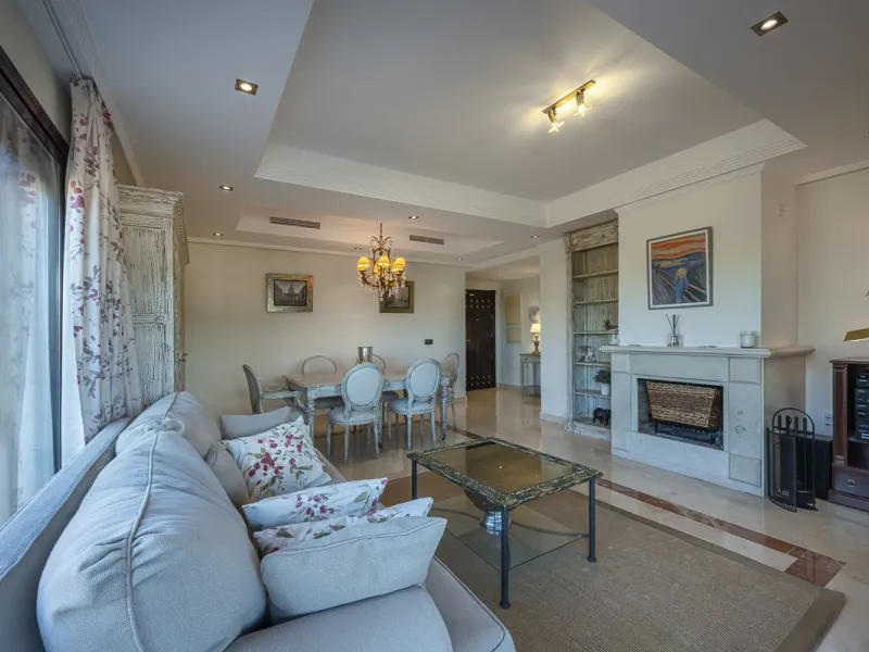 Soto de Marbella is one of the most exclusive gated communities on the Costa del Sol. Within this gated community, you can enjoy beautiful gardens, several swimming pools, a gym, tennis and paddle tennis courts, and a 9-hole golf course. Or have a coffee 