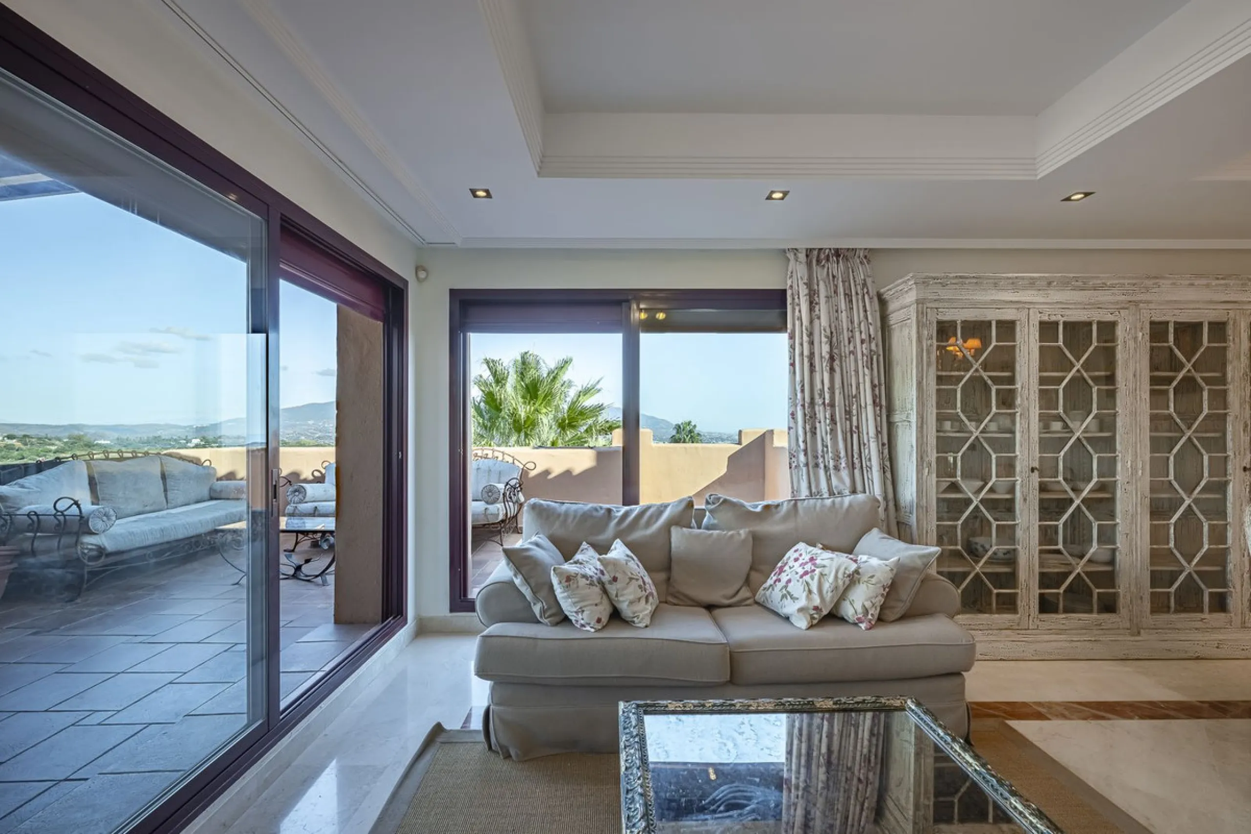 Soto de Marbella is one of the most exclusive gated communities on the Costa del Sol. Within this gated community, you can enjoy beautiful gardens, several swimming pools, a gym, tennis and paddle tennis courts, and a 9-hole golf course. Or have a coffee 