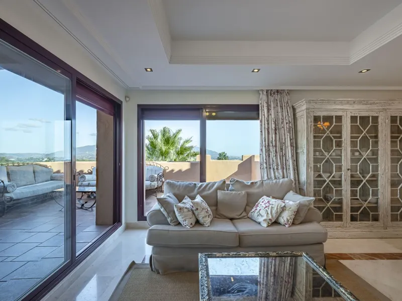 Soto de Marbella is one of the most exclusive gated communities on the Costa del Sol. Within this gated community, you can enjoy beautiful gardens, several swimming pools, a gym, tennis and paddle tennis courts, and a 9-hole golf course. Or have a coffee 