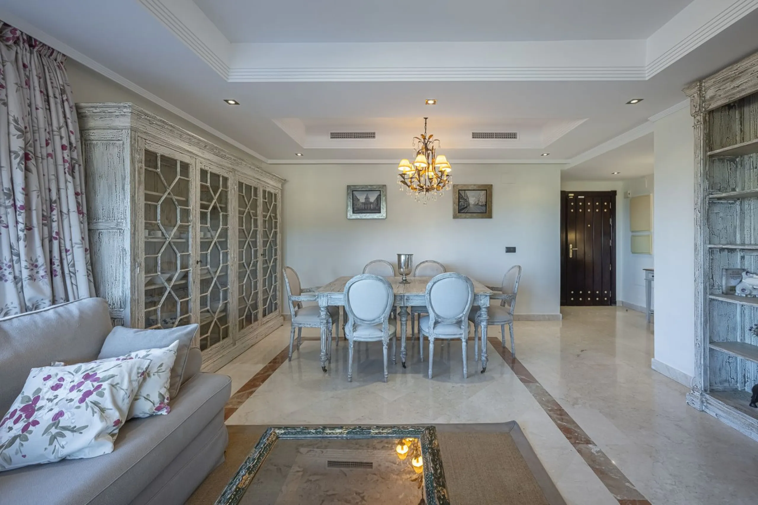 Soto de Marbella is one of the most exclusive gated communities on the Costa del Sol. Within this gated community, you can enjoy beautiful gardens, several swimming pools, a gym, tennis and paddle tennis courts, and a 9-hole golf course. Or have a coffee 