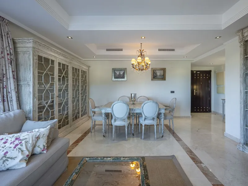 Soto de Marbella is one of the most exclusive gated communities on the Costa del Sol. Within this gated community, you can enjoy beautiful gardens, several swimming pools, a gym, tennis and paddle tennis courts, and a 9-hole golf course. Or have a coffee 