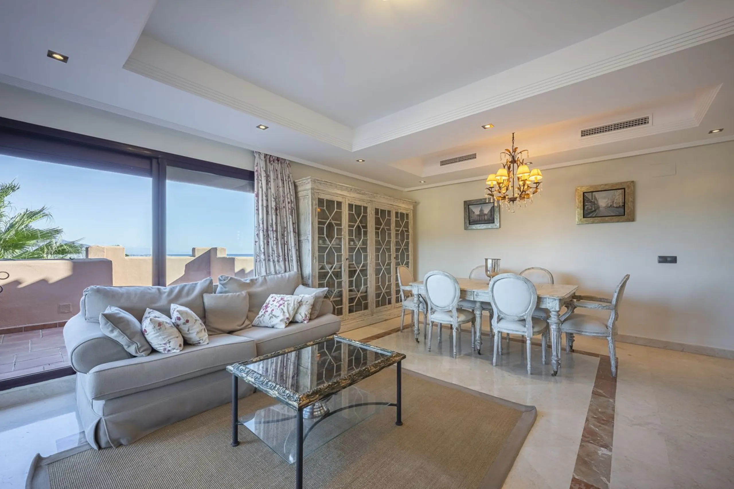 Soto de Marbella is one of the most exclusive gated communities on the Costa del Sol. Within this gated community, you can enjoy beautiful gardens, several swimming pools, a gym, tennis and paddle tennis courts, and a 9-hole golf course. Or have a coffee 